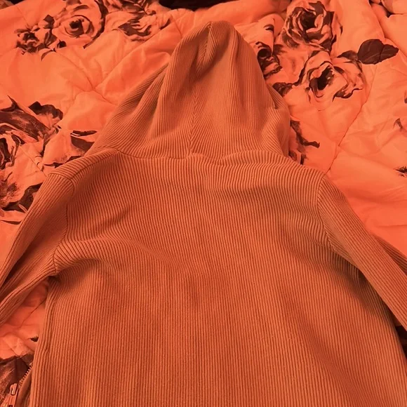 Brandy Melville Green Cropped Ribbed Hoodie! Great Condition! One Size! - Picture 2 of 3